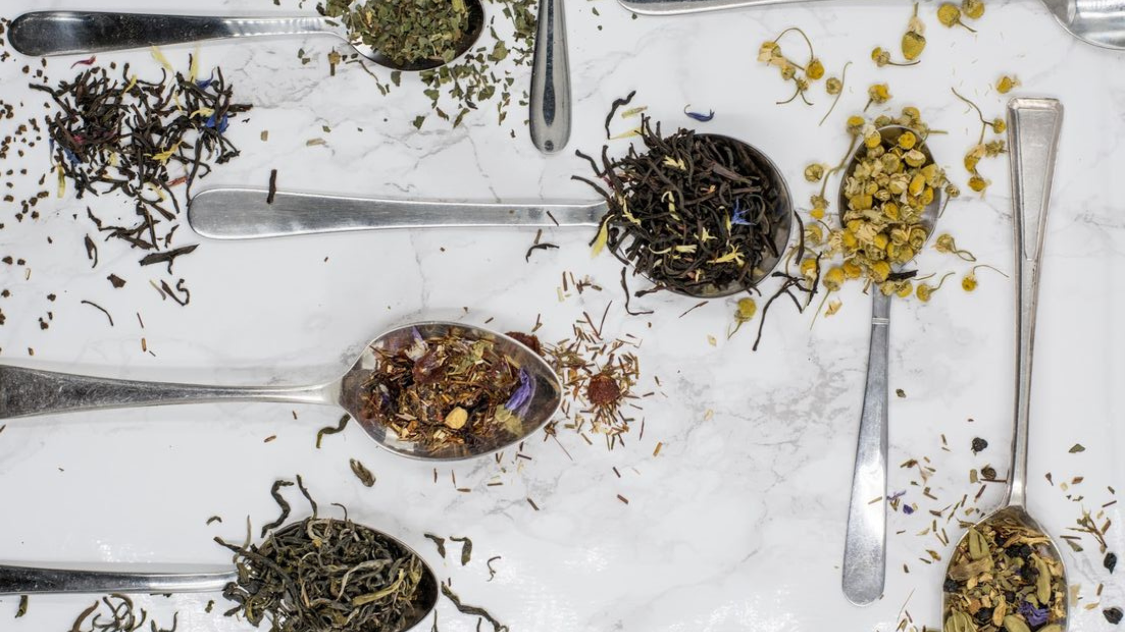 🌙 Infusiones antes de dormir: qué tomar por la noche para descansar mejor (sin contar ovejas)